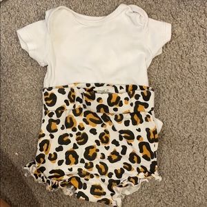 Leopard print baby girl outfit. High waisted. 3/6